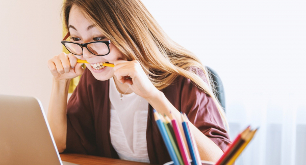 Warum müssen wir uns eigentlich so sehr anstrengen, um neues Wissen in unseren Kopf zu bekommen? Foto: JESHOOTS-com via pixabay (https://pixabay.com/de/photos/laptop-frau-bildung-studie-jung-3087585/, Lizenz: https://pixabay.com/de/service/license/).
