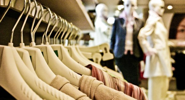 Das Bedürfnis nach Neuem motiviert zum Kauf. Quelle: markusspiske via Pixabay (https://pixabay.com/de/photos/einkaufen-kleidung-shopping-606993/, Lizenz: https://pixabay.com/de/service/license/).