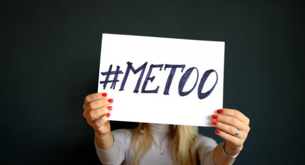 Bild 1: Unter dem Hashtag #metoo teilte viele Betroffene ihre Erfahrungen mit sexueller Belästigung und Sexismus.