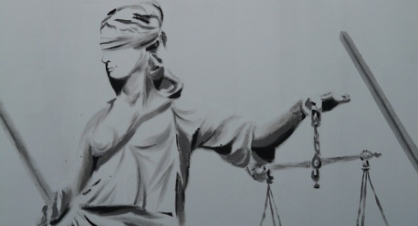 Justitia (Quelle: https://pixabay.com/de/gerechtigkeit-urteilende-justitia-9017/)