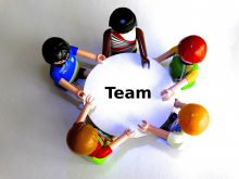 Geflüchtete als neue Kolleg/innen.  Urheber: 422737 via Pixabay (https://pixabay.com/de/team-tisch-playmobil-runder-tisch-451372/); CCO (https://creativecommons.org/publicdomain/zero/1.0/deed.de)