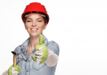 Es ist noch immer selten Frauen in traditionell männlichen Rollen wie Handwerkerin oder Männer in traditionell weiblichen Rollen wie Kindergärtner zu sehen. Die Beobachtung von Männern und Frauen in traditionellen Rollen trägt zur Entwicklung von Selbststereotypen bei. Bild von whitesession via pixabay (https://pixabay.com/de/photos/frau-bauhelm-werkzeug-bauarbeiter-2759503/, CC: https://pixabay.com/de/service/license/)