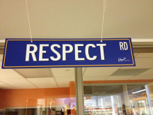 rrafson (https://commons.wikimedia.org/wiki/Category:Respect#/media/File:Respect_rd.jpg), “Sign” (https://creativecommons.org/licenses/by-sa/3.0/) (Abbildung 1 bitte für Übersichtsanzeige verwenden)