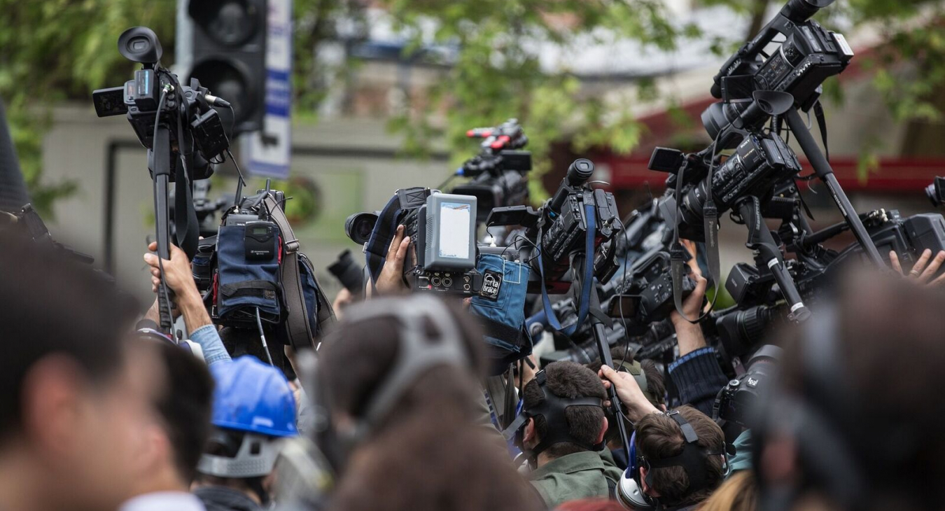 Wird über einen Normbruch öffentlich berichtet, sprechen wir von einem politischen Skandal. Bild: Engin_Akyurt via pixabay (https://pixabay.com/de/drücken-kamera-die-menge-journalist-2333329/, CC: https://creativecommons.org/publicdomain/zero/1.0/deed.de)