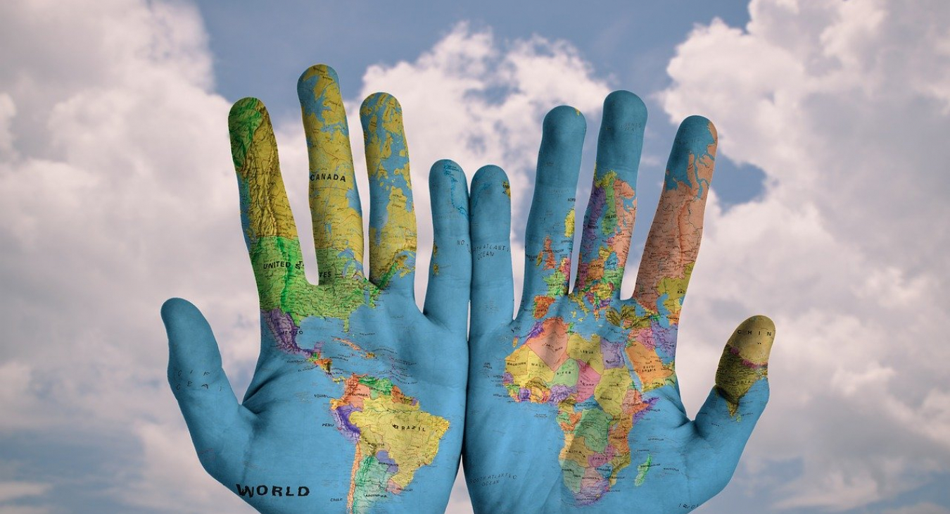 Quelle: stokpic via Pixabay (https://pixabay.com/de/photos/h%C3%A4nde-welt-karte-global-erde-600497/, https://pixabay.com/de/service/license/).
