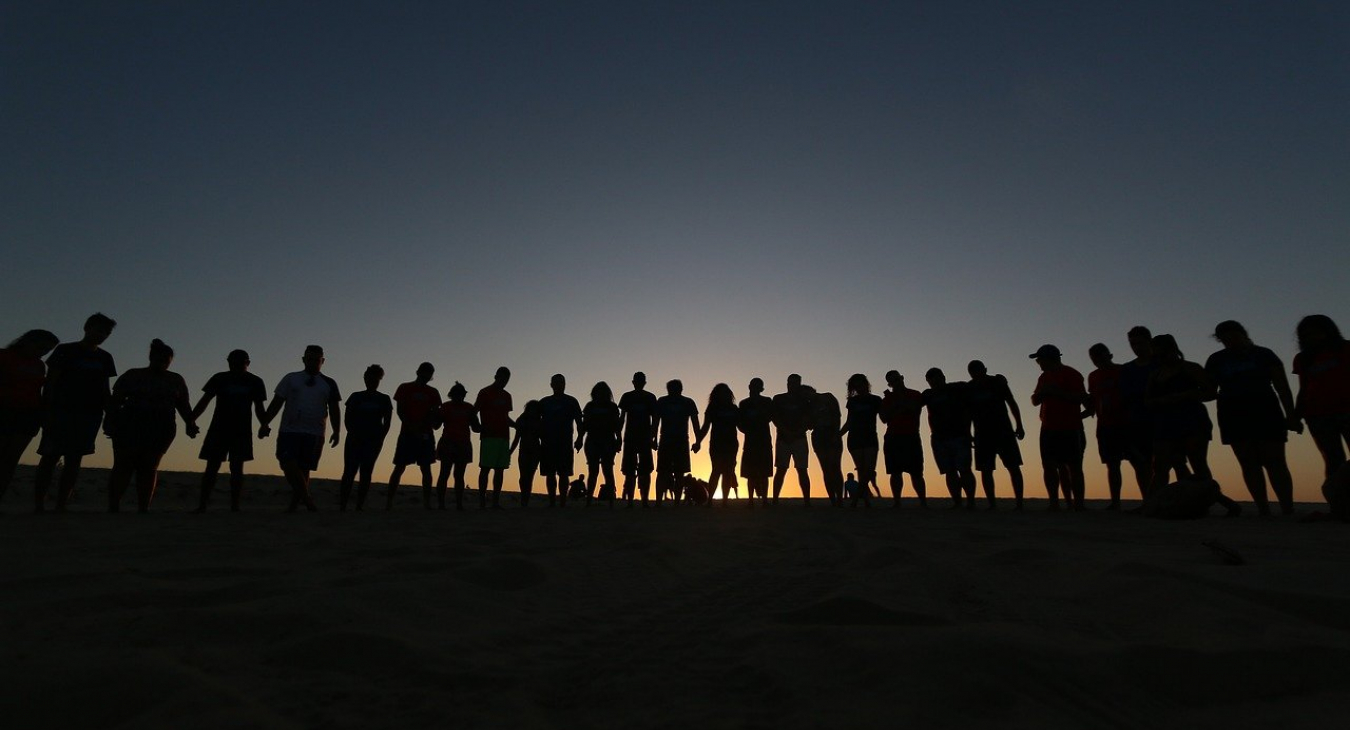 josephredfield via Pixabay. (Foto: https://pixabay.com/de/photos/menschen-freunde-zusammen-gl%c3%bccklich-4050698/, Lizenz:https://pixabay.com/de/service/license/).