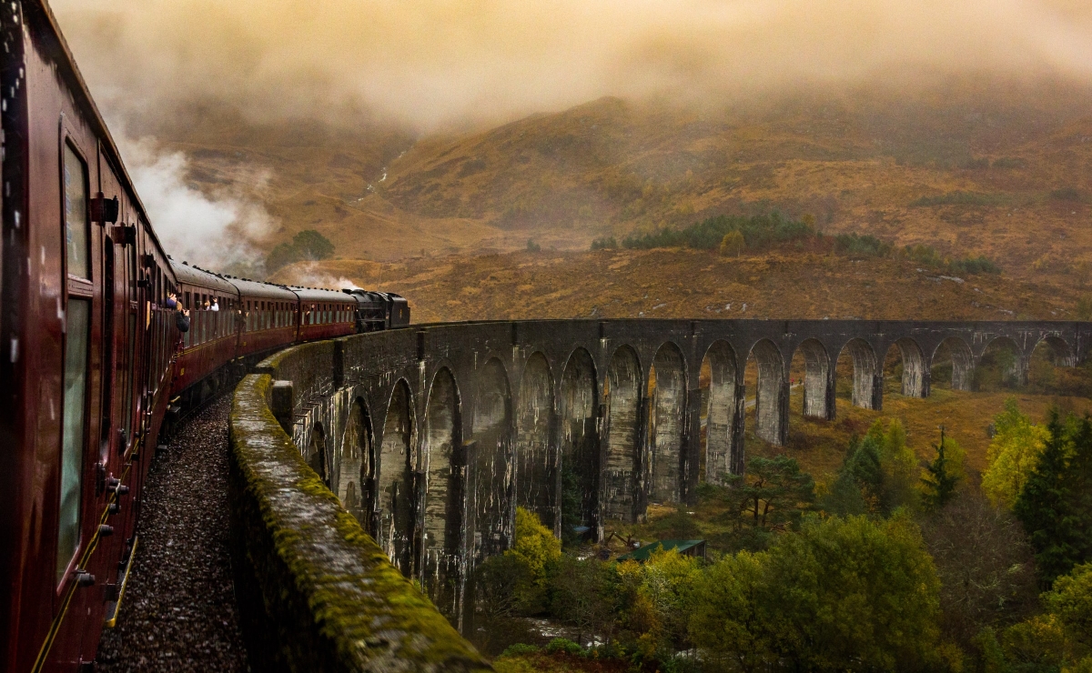Bild 1: Bücher ermöglichen uns in fremde Welten einzutauchen und uns z. B. auf den Weg nach Hogwarts zu machen.