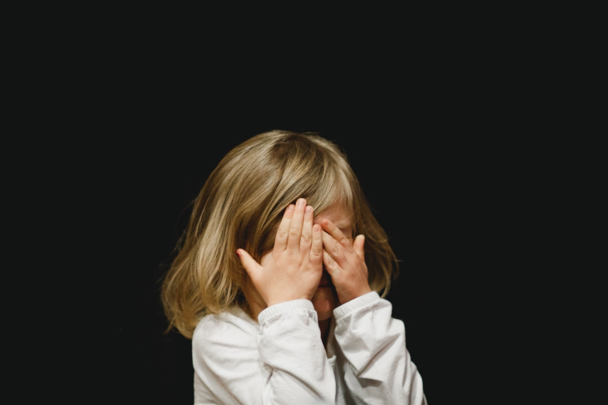 Bild 2: Kleine Kinder sind oft fürchterlich schlecht darin sind, sich im Spiel gut zu verstecken. Viele verdecken die Augen in der Annahme, nicht gesehen zu werden.