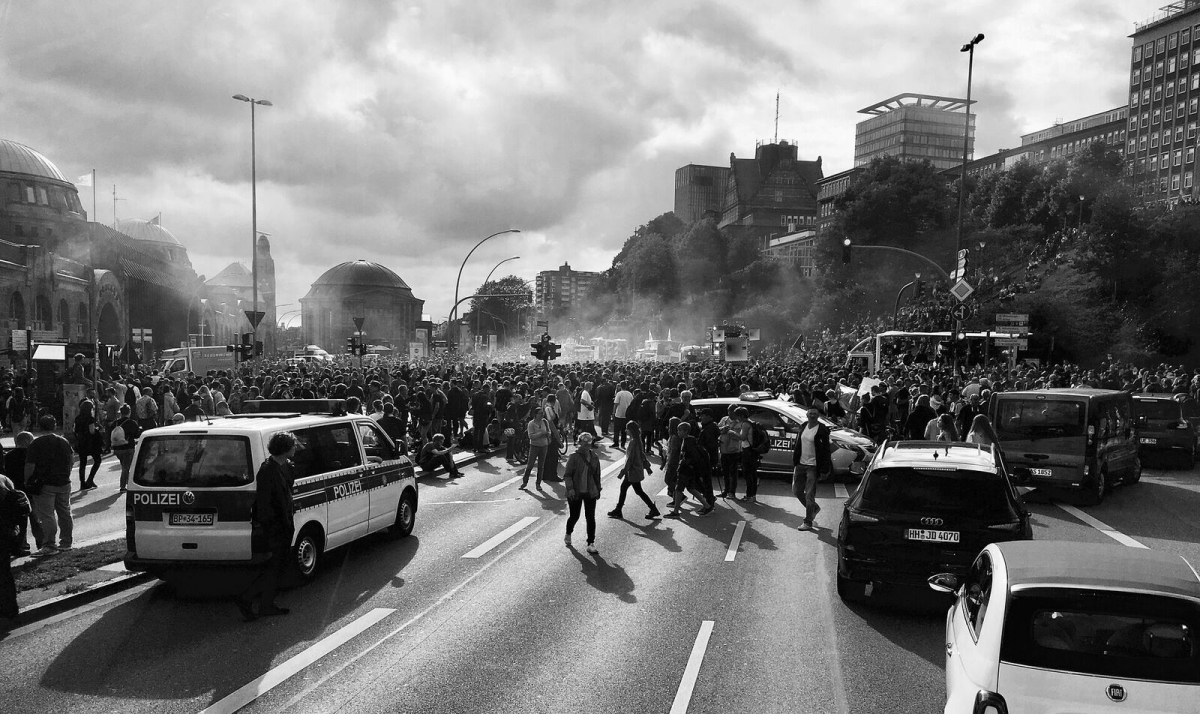 MedienrezipientInnen reagieren mit Ärger, Empörung und Scham auf politische Skandale. Bild: Tama66 via pixabay (https://pixabay.com/de/demonstration-hamburg-g20-menschen-2477988/, CC: https://creativecommons.org/publicdomain/zero/1.0/deed.de)