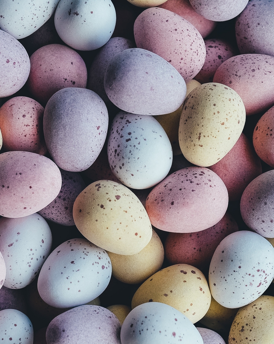 Allmende-Verhandlungen begegnen uns im Alltag immer wieder, wie beispielweise die Verteilung von Süßigkeiten zu Ostern. Bild: AnnieSpratt via pixabay (https://pixabay.com/de/photos/eier-ostereier-süßigkeiten-ostern-1245719/, CC: https://pixabay.com/de/service/license/)