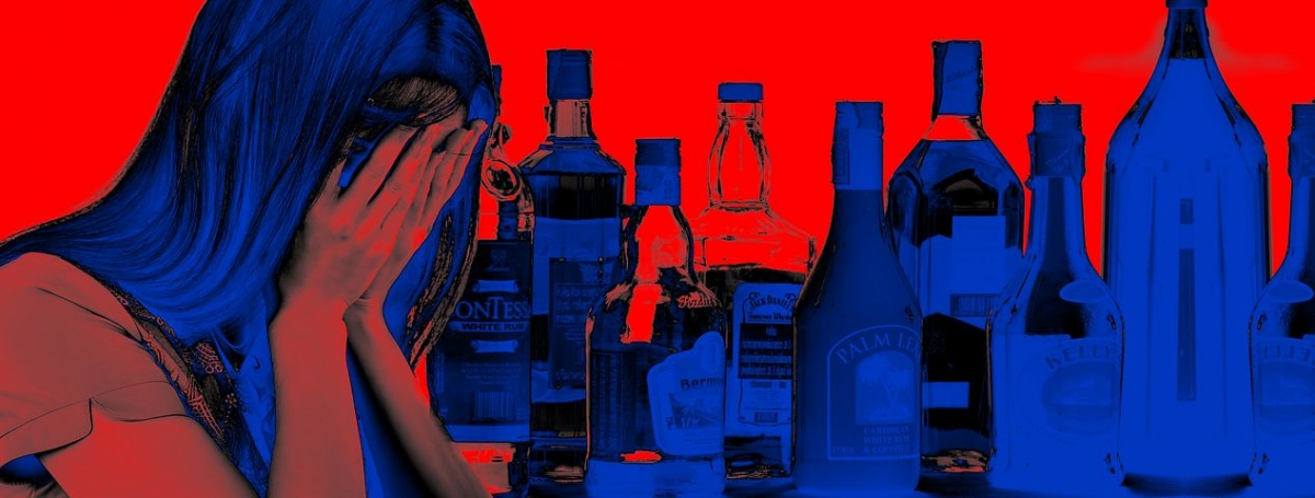 Symbolhafte Darstellung einer Angehörigen. Foto: geralt via Pixabay (https://pixabay.com/de/illustrations/frau-verzweiflung-alkohol-flasche-3319541/, Lizenz: https://pixabay.com/de/service/license/).