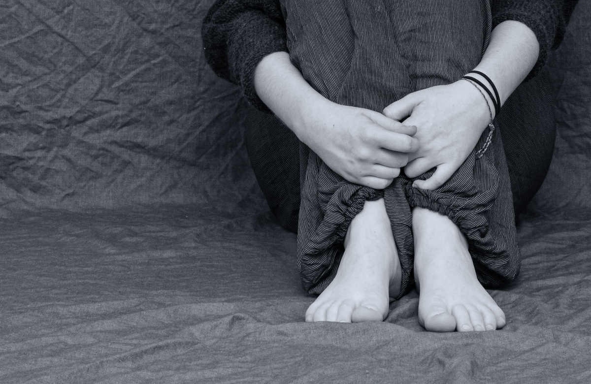 Einsamkeit und depressive Stimmung sowie ein unsicher-vermeidender Persönlichkeitsstil gelten als Risikofaktoren für Computerspielsucht. Bild: Anemone123 via pixabay (https://pixabay.com/de/verzweifelt-traurig-deprimiert-füße-2293377/, CC: https://creativecommons.org/publicdomain/zero/1.0/deed.de)