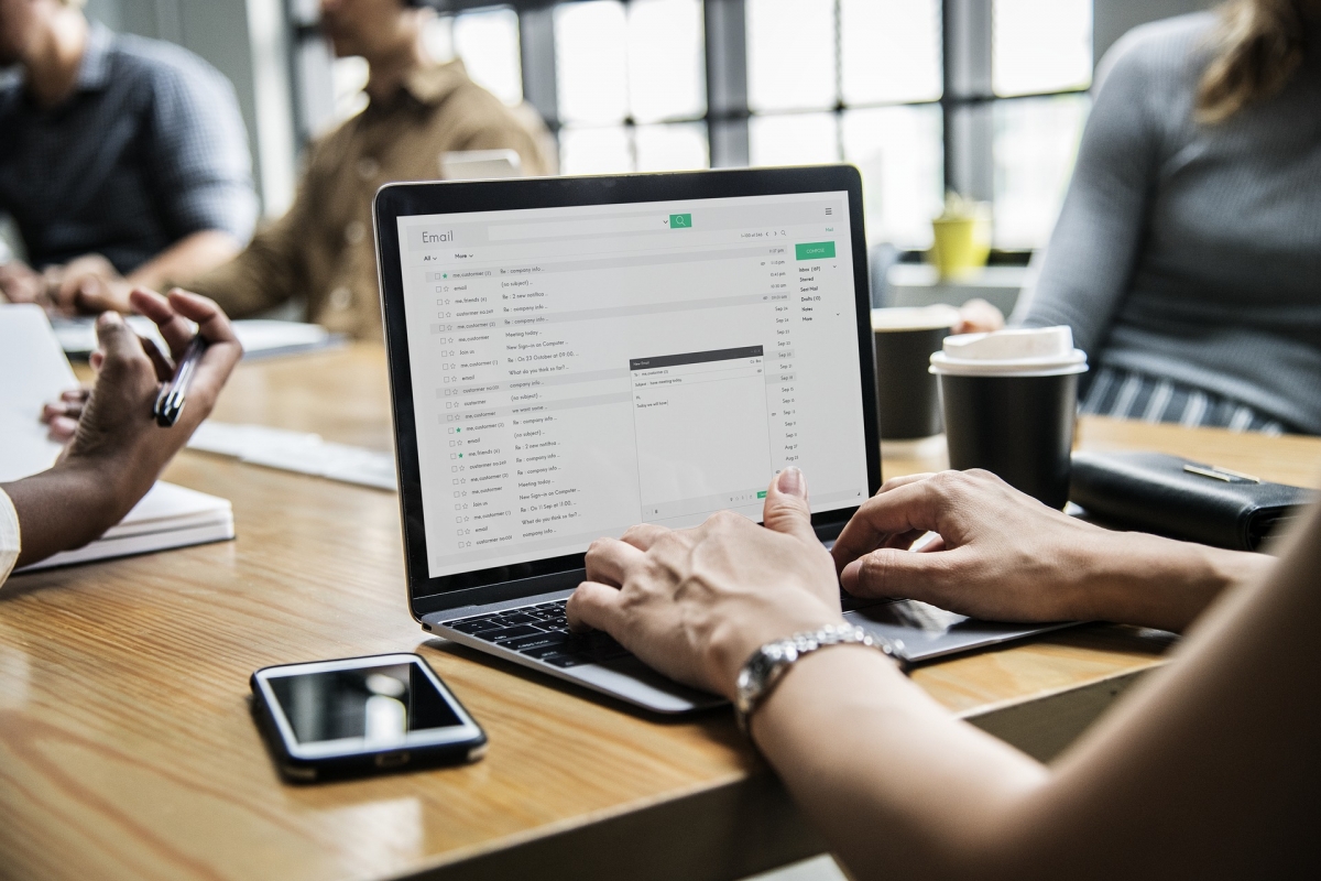 Groupthink wird als übermäßiges Streben nach Einmütigkeit zu Lasten einer realistischen und kritischen Bewertung der Sachlage definiert. Bild: rawpixel via pixabay (https://pixabay.com/photos/computer-laptop-technology-office-3368242/, CC: https://pixabay.com/service/license/)