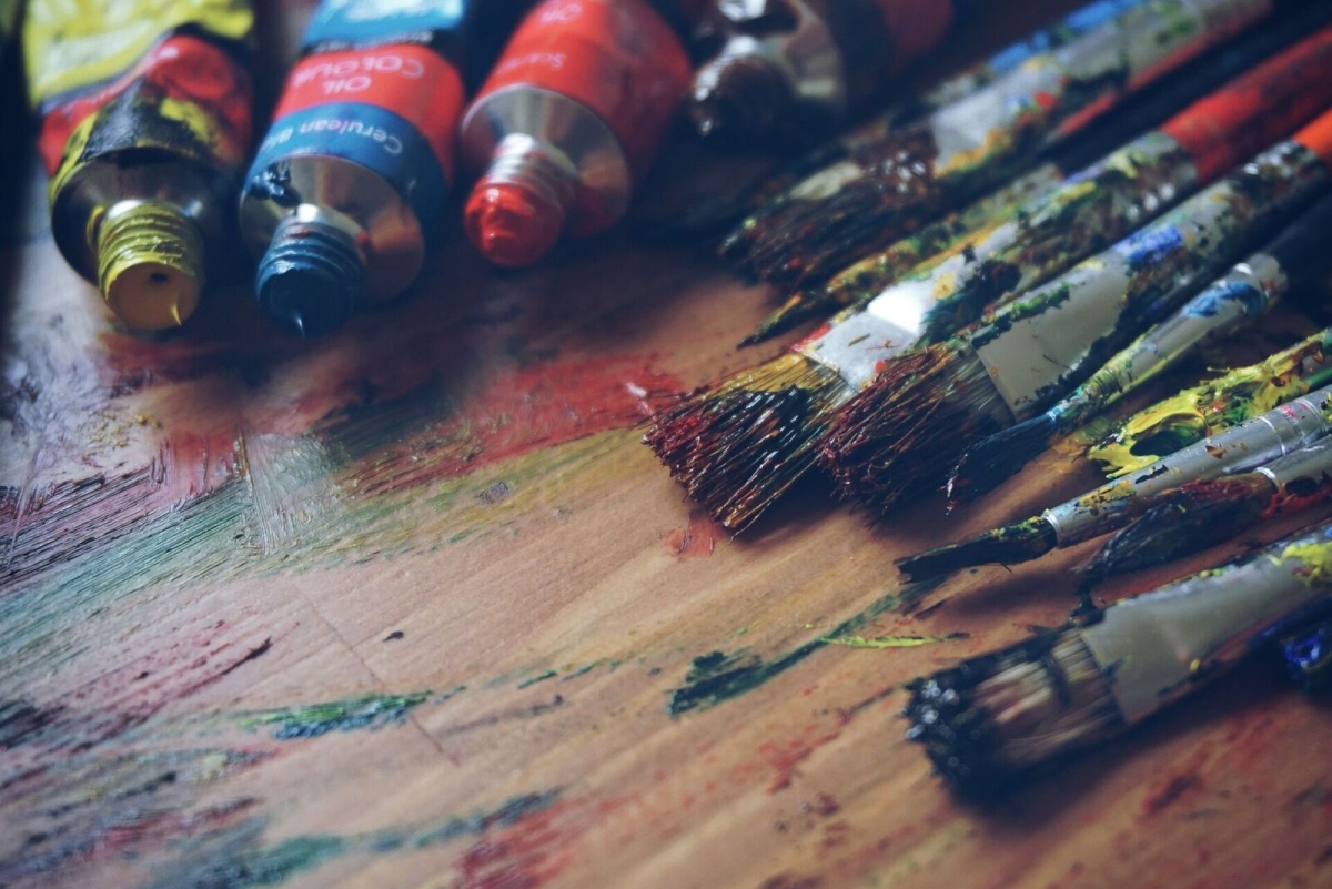 Genetische Forschung fand erste Hinweise darauf, dass dieselben Gene, die Psychopathologien wahrscheinlicher machen, auch mit Kreativität in Verbindung stehen. Bild: freephotocc via pixabay (https://pixabay.com/de/kunst-künstlerbedarf-künstler-blau-1478831/, CC: https://creativecommons.org/publicdomain/zero/1.0/deed.de)