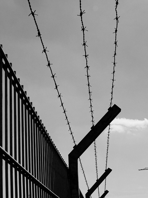 Zaun. Bild: Bru-nO via pixabay (https://pixabay.com/de/zaun-sicherheit-sicher-sch%C3%BCtzen-2415504/, CC: https://creativecommons.org/publicdomain/zero/1.0/deed.de)