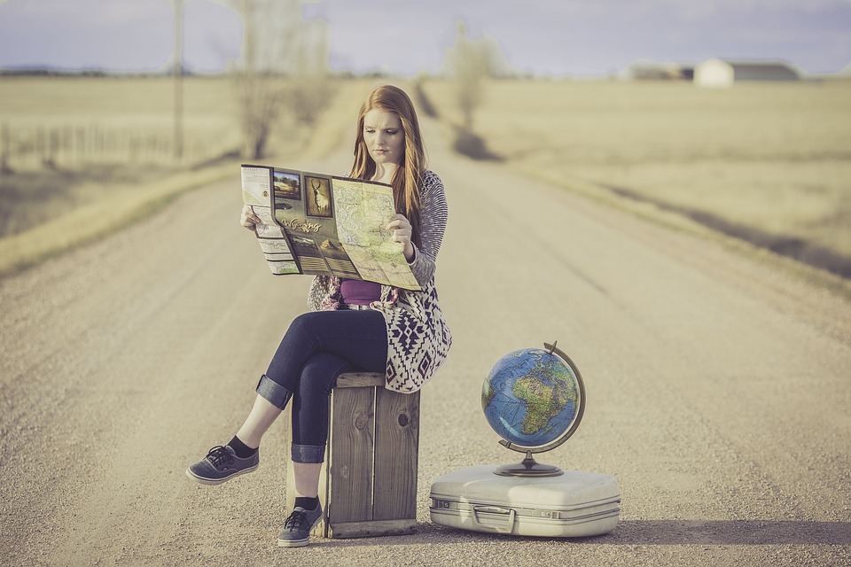 Bild 2: Wo geht es als nächstes hin? Foto: langll via Pixaybay (https://pixabay.com/de/photos/globe-trotter-reisende-globus-karte-1828079/, Lizenz: https://pixabay.com/de/service/terms/#license).