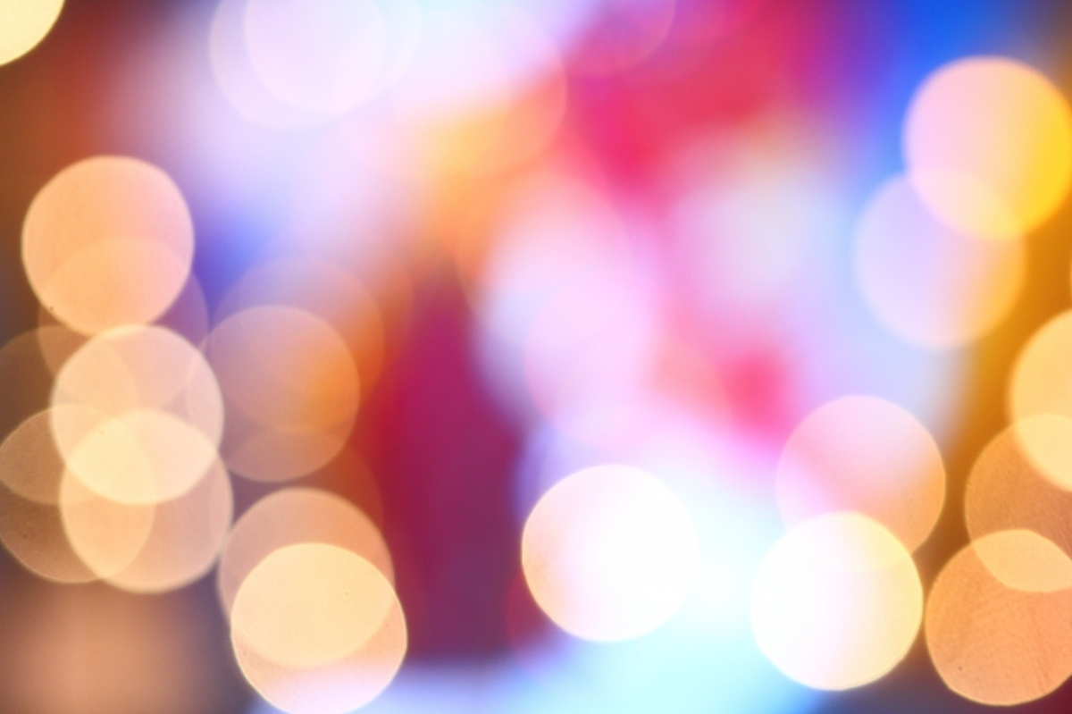 Einige Untersuchungen haben gezeigt, dass sowohl Helligkeitskontrast, als auch Farb- und Forminformationen innerhalb noch nicht bewusster Stufen der visuellen Verarbeitung analysiert werden. Bild: silasvj via pixabay (https://pixabay.com/de/licht-bokeh-fantasy-farben-746261/, CC: https://creativecommons.org/publicdomain/zero/1.0/deed.de)