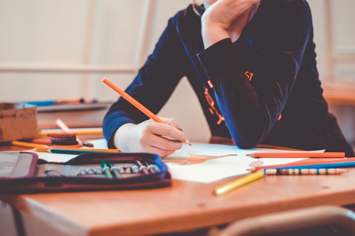 Für die optimale Förderung von Kindern, benötigen Lehrkräfte Diagnosekompetenzen. Foto: coyot via pixabay (https://pixabay.com/de/schule-zeichnen-zeichnung-bildung-1974369/, CC: https://pixabay.com/de/service/license/).
