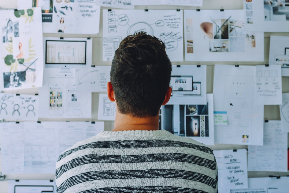 Wie wählen wir Informationen aus, die wir konsumieren und zur Meinungsbildung verwenden? Foto von Startup Stock Photos via pexels (https://www.pexels.com/de/foto/forschung-mann-papiere-person-212286/), Lizenz: https://www.pexels.com/de-de/fotolizenz/).